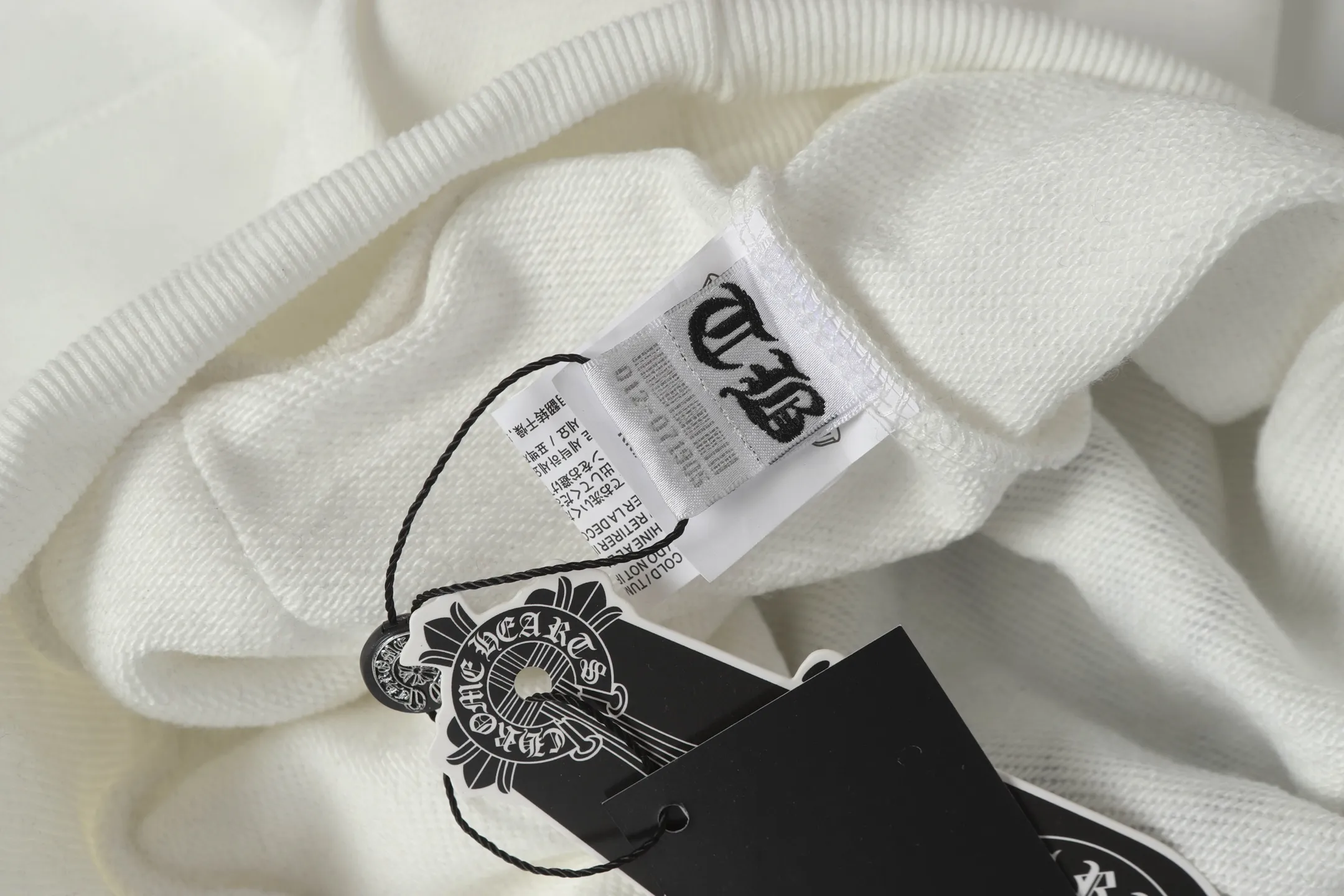 P240 Cross-border model, please do not place an order if you are pursuing quality - Chrome Hearts/Chrome Hearts Lips👄 Horseshoe Sanskrit printed hooded sweatshirt - High weight, high density, high quality, soft, delicate and skin-friendly wool, soft and silky to the touch, excellent warmth and skin-friendly properties - Custom-woven and dyed, no color difference, no matter the fabric or workmanship details, beat the ordinary version on the market - Hardware zipper accessories are all customized, full of details -Colour: black white -Size: S M L XL